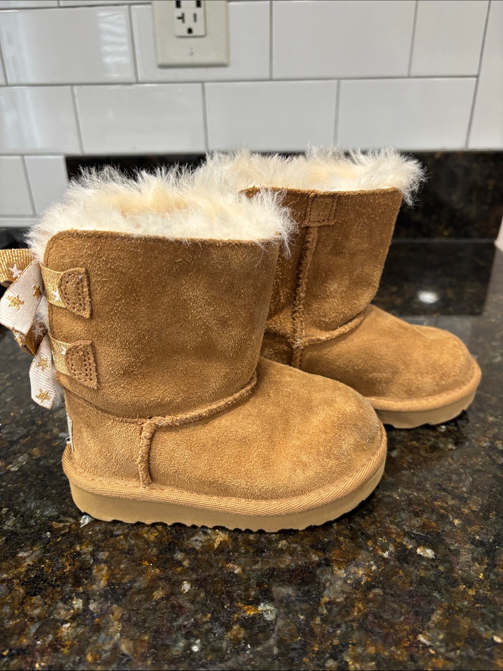 UGG Toddler Chestnut Suede Gold Star Bow Boots – Size 7